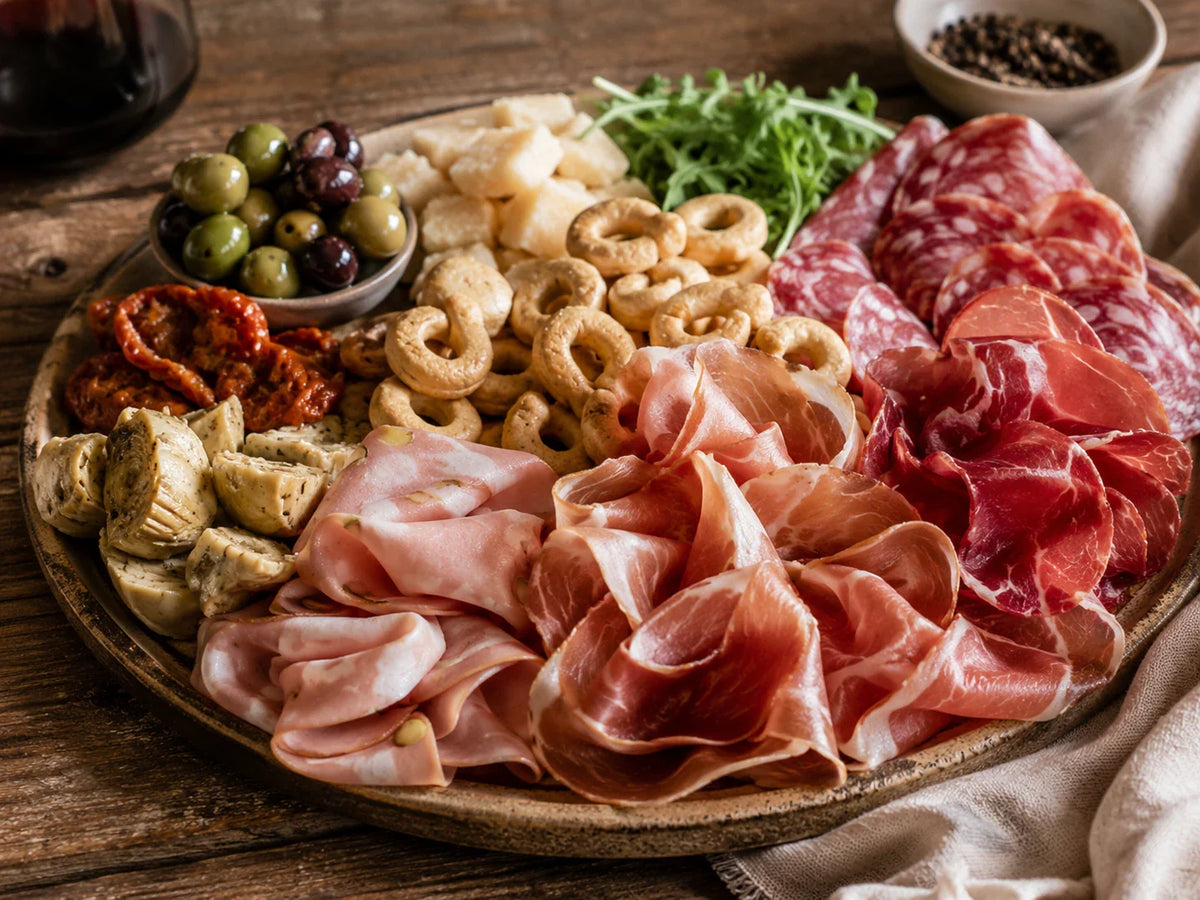 Antipasto-lautanen Salumificio Rosan leikkeleillä - Olivon italialainen resepti