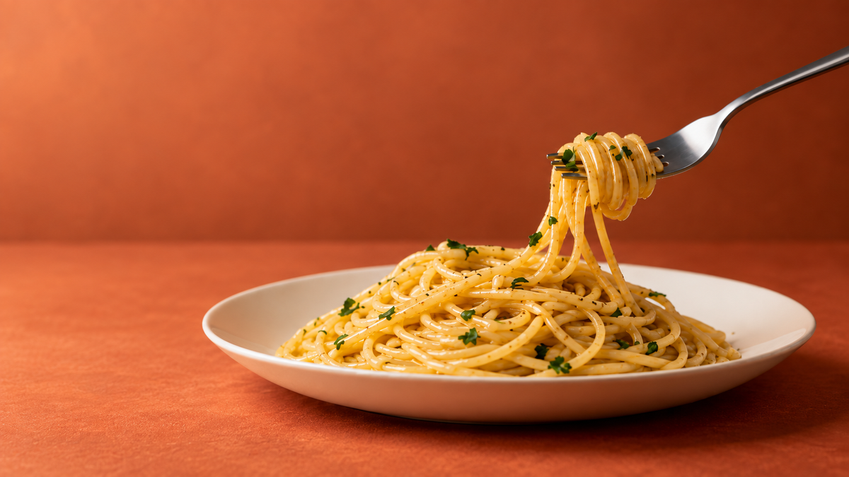 Spagettiannos terrakotan sävyisellä taustalla, Olivon viikon tarjous.
